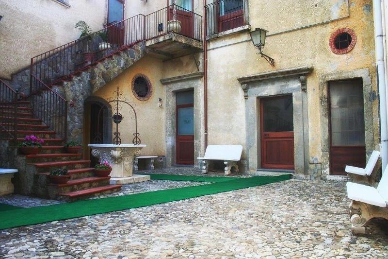 Hotel Florio Castiglione De Sicilia Bagian luar foto